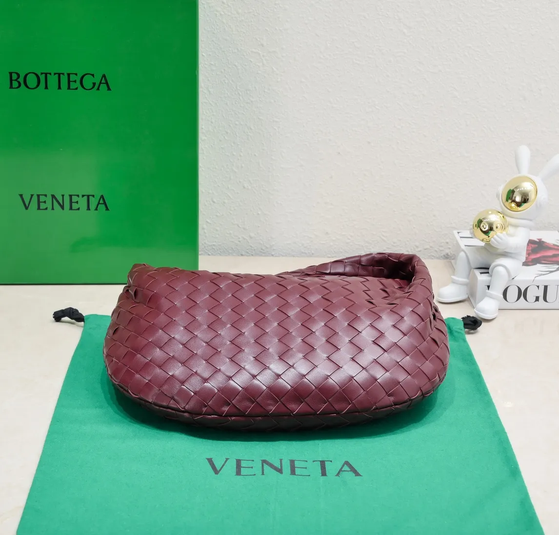 Batch 1460 BV Bottega Veneta's new medium-sized JODIE handbag BV bag for women 🔥The new method is to round the corners on the original basis, and knot the round hobo bag with classic woven leather. The most iconic triangular pull-out design is made of sheepskin hanging soft shape, which is super suitable for concave shapes~Jodie feels really gentle to people. It is definitely the best item for daily matching, unchanged weaving, new elements twist, versatile, and the new favorite of street style Internet celebrities! Size: 36*21*13 Model: 6697